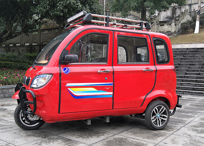 Enclosed Motor Assisted Tricycle , 200 CC Passenger 2700 MM Length Cargo Tricycle Motorcycle